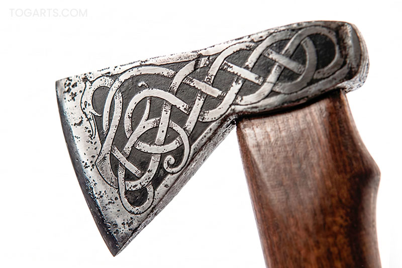 hacha vikinga con metal grabado